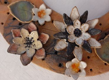 Kirjaston tammikuun n&auml;yttely on Aila Anttilan Kukkaiskielell&auml;