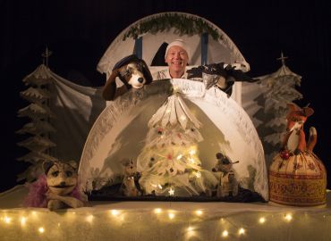 Tuiki joulupuu -nukketeatteriesitys kirjastossa